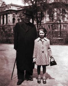 Роксолана Мінко (Зорівчак) з дідусем о. Юліаном Дзеровичем