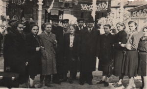 Зліва направо: Ольга Медицька, Люба Стахів, Ліда Бачмага, Пехарєв Іван Олександрович (вчитель математики), нев., Зеновія Щепаняк, нев., Пімен Павлович Щибря, Воляк, Ірина Шевців, Лідія Візна, Ірина Стась. 1955 рік