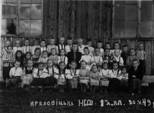 Учні першого класу Креховицької школи з вчителькою Яцків Вірою Андріївною