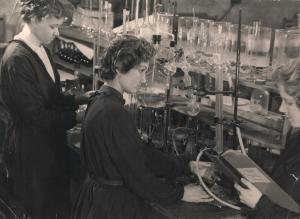 Студентки Алла Цись, Ірина Шевців (Кравчук), Валентина Рочева у лабораторії з дослідження ґрунтів. Др. пол. 1950-их рр.