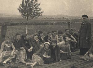 Старший викладач Пилип Бучило зі студентами-географами на практиці в долині річки Полтви. 1955/1956 н. р.