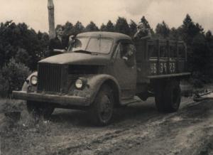 Студентки Ірина Шевців (за кермом) й Валентина Рочева під час ґрунтової практики у с. Троянівка на Волині. 1957/1958 н. р.