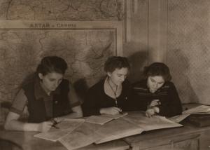 Віра Кабанова, Люба Цись, Ірина Шевців (Кравчук) на кафедрі фізичної географії. 1956 р.