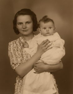 Меланія Шевців з донькою Іринкою, 1940 рік