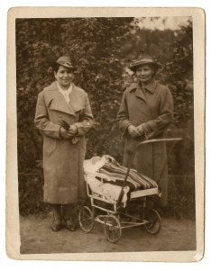 Меланія Шевців з донькою Іринкою, нев., 1940 рік