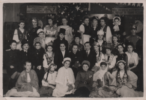 Учні середньої школи №28 (8-А і 8-Б) під час святкування Нового року. Ірина Шевців сидить у першому ряді, 5-та. Кінець грудня 1952 р.