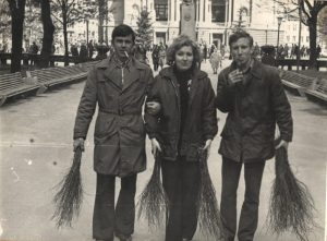 На суботнику біля Оперного театру. 1975 р.